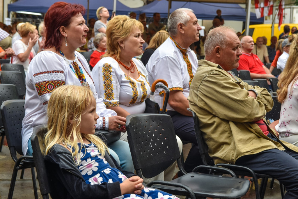 ŚPB 2018: Dziubek Band przegonił deszcz. Żywiołowy dyrygent porwał publiczność do wspólnej zabawy