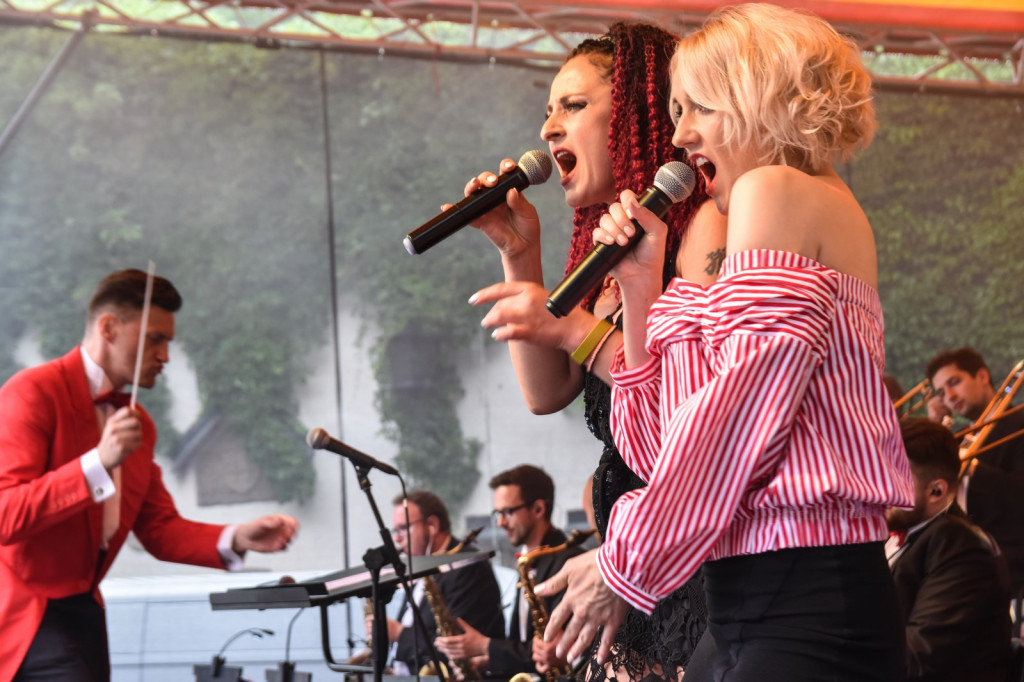 ŚPB 2018: Dziubek Band przegonił deszcz. Żywiołowy dyrygent porwał publiczność do wspólnej zabawy