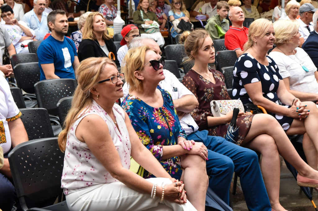 ŚPB 2018: Dziubek Band przegonił deszcz. Żywiołowy dyrygent porwał publiczność do wspólnej zabawy