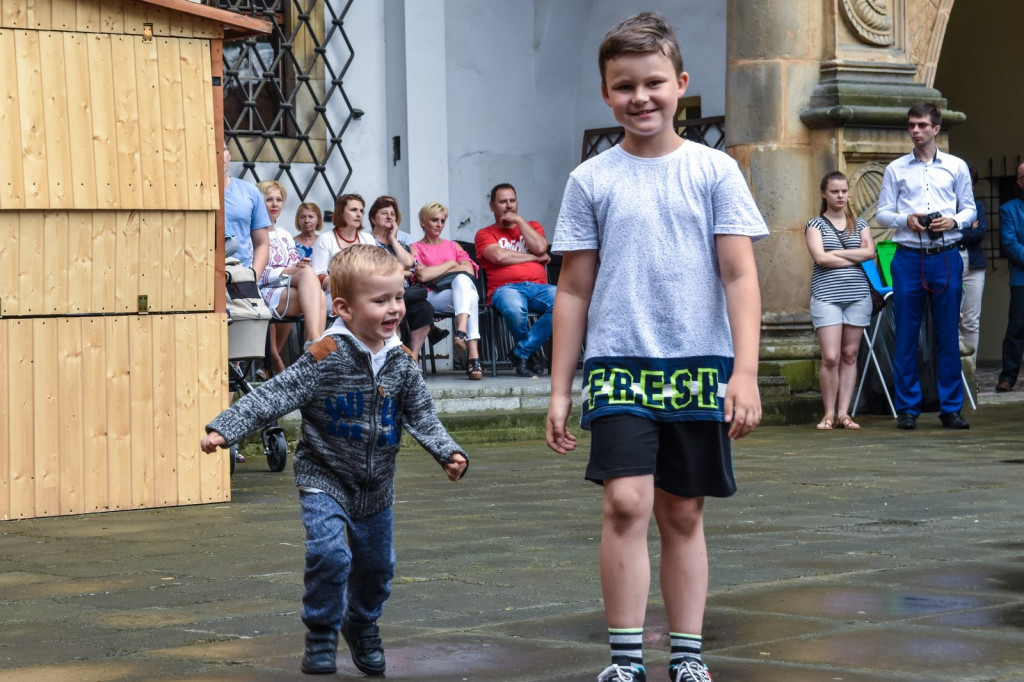 ŚPB 2018: Dziubek Band przegonił deszcz. Żywiołowy dyrygent porwał publiczność do wspólnej zabawy