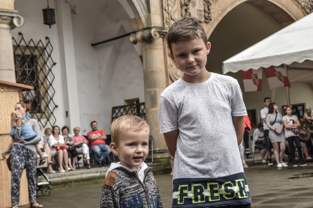 ŚPB 2018: Dziubek Band przegonił deszcz. Żywiołowy dyrygent porwał publiczność do wspólnej zabawy