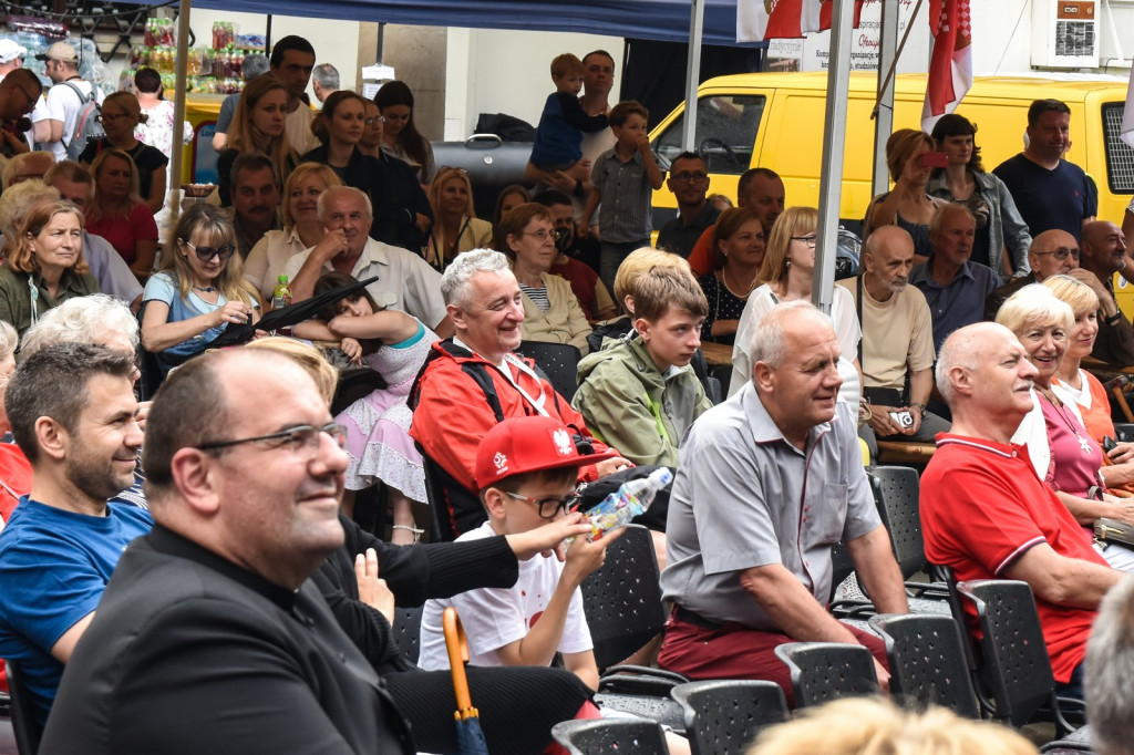 ŚPB 2018: Dziubek Band przegonił deszcz. Żywiołowy dyrygent porwał publiczność do wspólnej zabawy