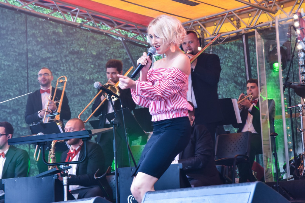 ŚPB 2018: Dziubek Band przegonił deszcz. Żywiołowy dyrygent porwał publiczność do wspólnej zabawy