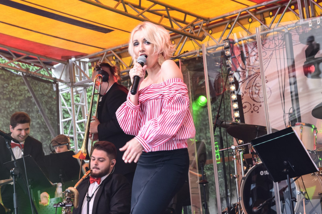 ŚPB 2018: Dziubek Band przegonił deszcz. Żywiołowy dyrygent porwał publiczność do wspólnej zabawy