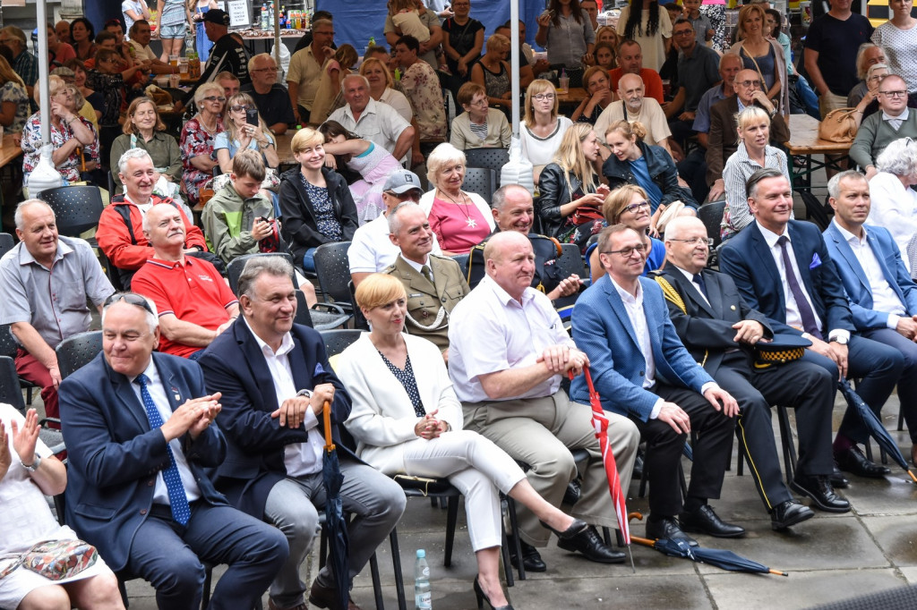 ŚPB 2018: Dziubek Band przegonił deszcz. Żywiołowy dyrygent porwał publiczność do wspólnej zabawy