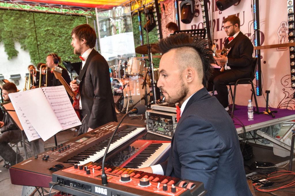 ŚPB 2018: Dziubek Band przegonił deszcz. Żywiołowy dyrygent porwał publiczność do wspólnej zabawy