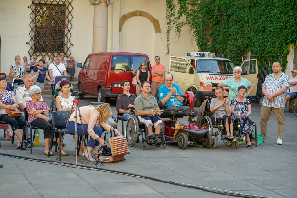 Polscy artyści mieszkający za granicą najechali na Zamek Piastów Śląskich