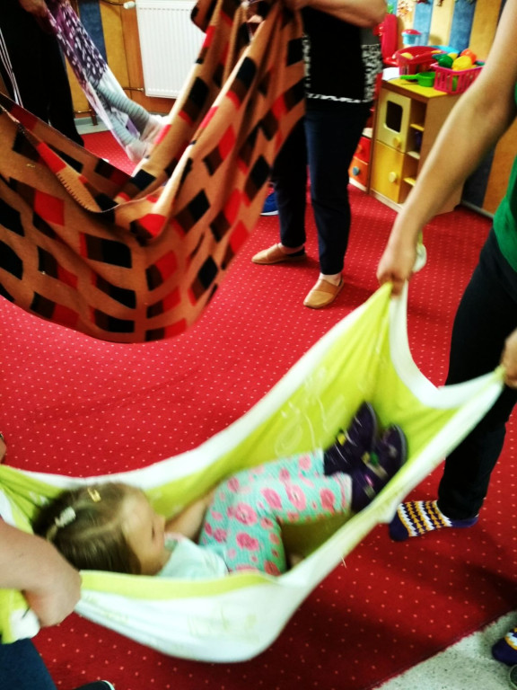 Zajęcia otwarte dla rodziców dzieci w przedszkolu w Mąkoszycach, czyli wspólne ćwiczenia metodą ruchu rozwijającego Weroniki Sherbone