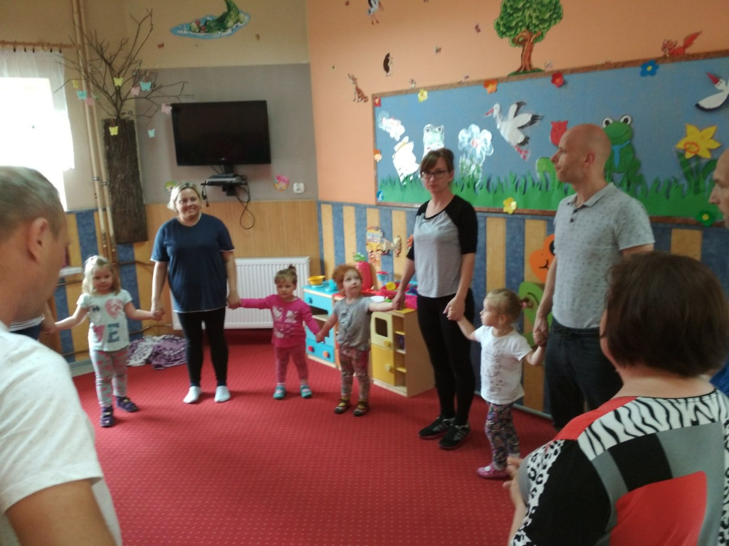 Zajęcia otwarte dla rodziców dzieci w przedszkolu w Mąkoszycach, czyli wspólne ćwiczenia metodą ruchu rozwijającego Weroniki Sherbone