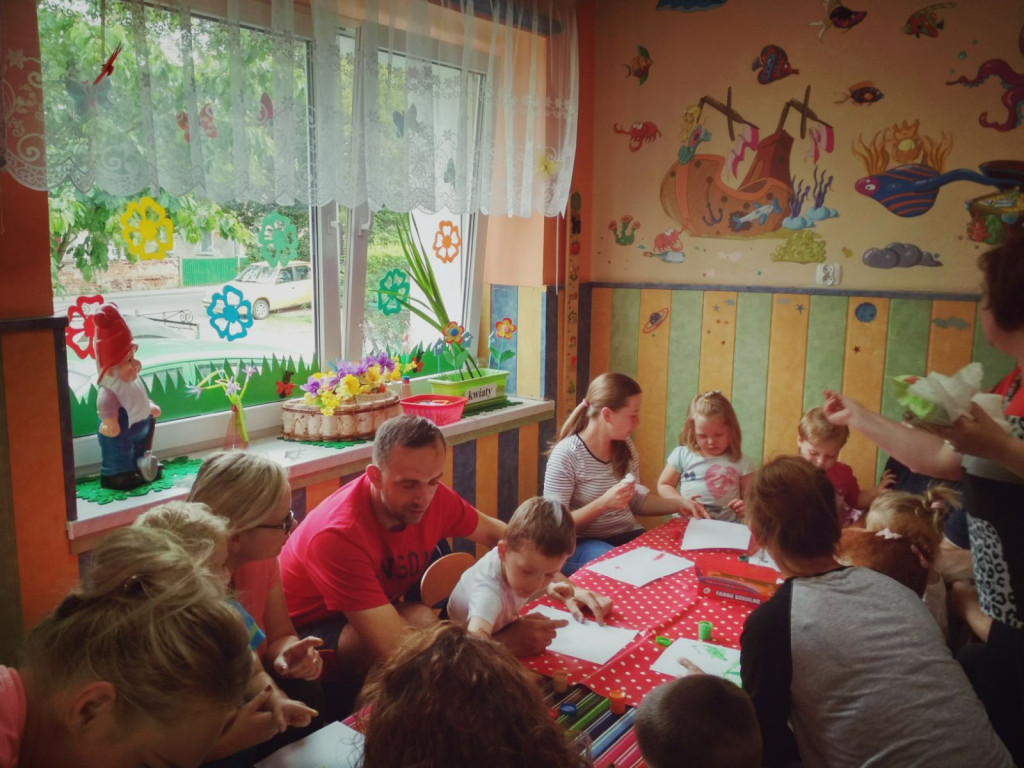 Zajęcia otwarte dla rodziców dzieci w przedszkolu w Mąkoszycach, czyli wspólne ćwiczenia metodą ruchu rozwijającego Weroniki Sherbone