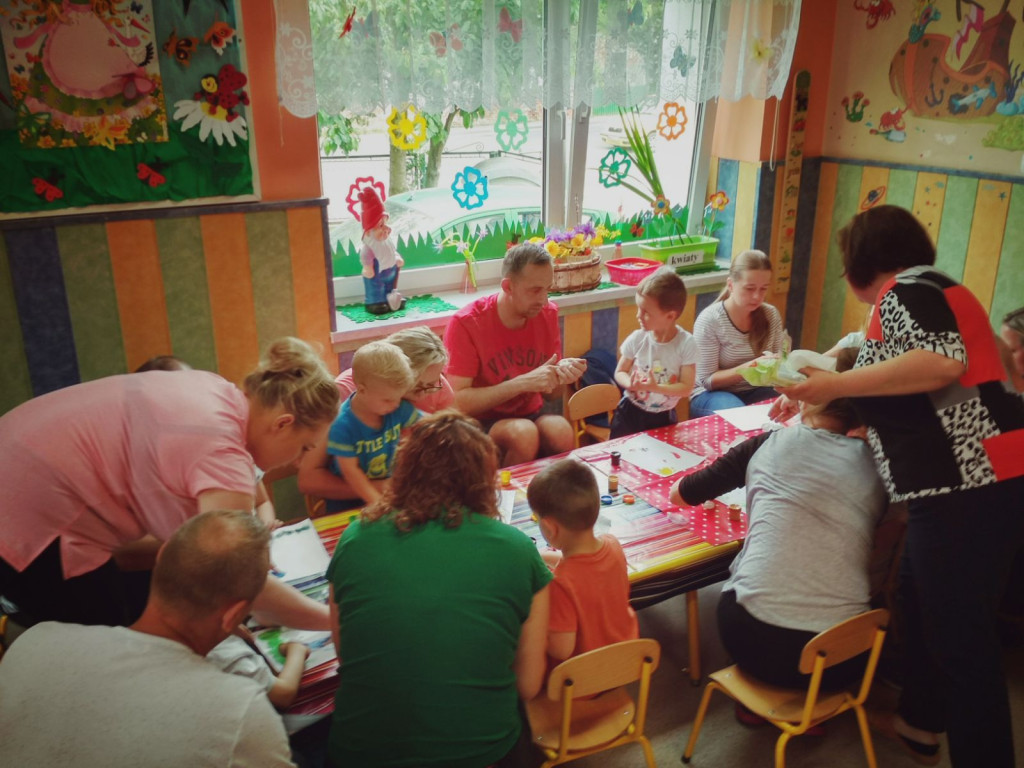 Zajęcia otwarte dla rodziców dzieci w przedszkolu w Mąkoszycach, czyli wspólne ćwiczenia metodą ruchu rozwijającego Weroniki Sherbone