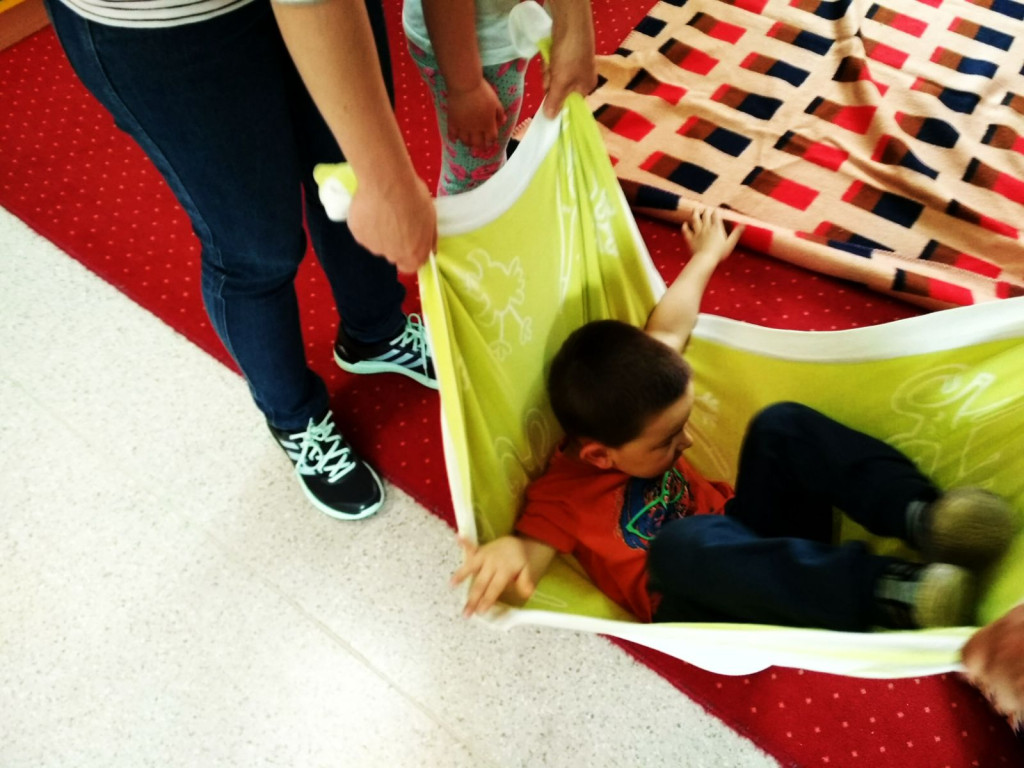 Zajęcia otwarte dla rodziców dzieci w przedszkolu w Mąkoszycach, czyli wspólne ćwiczenia metodą ruchu rozwijającego Weroniki Sherbone