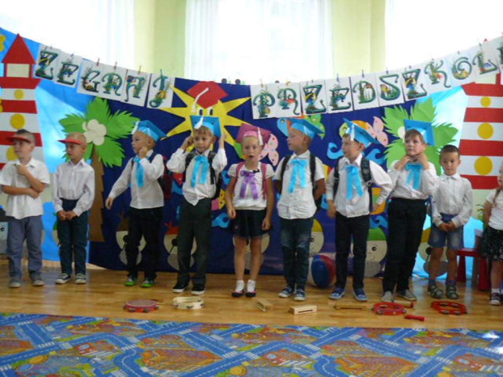 Przedszkola czas już minął i jest tak jakoś smutno, a nasza pani w kącie łka, bo rozstać nam się trudno