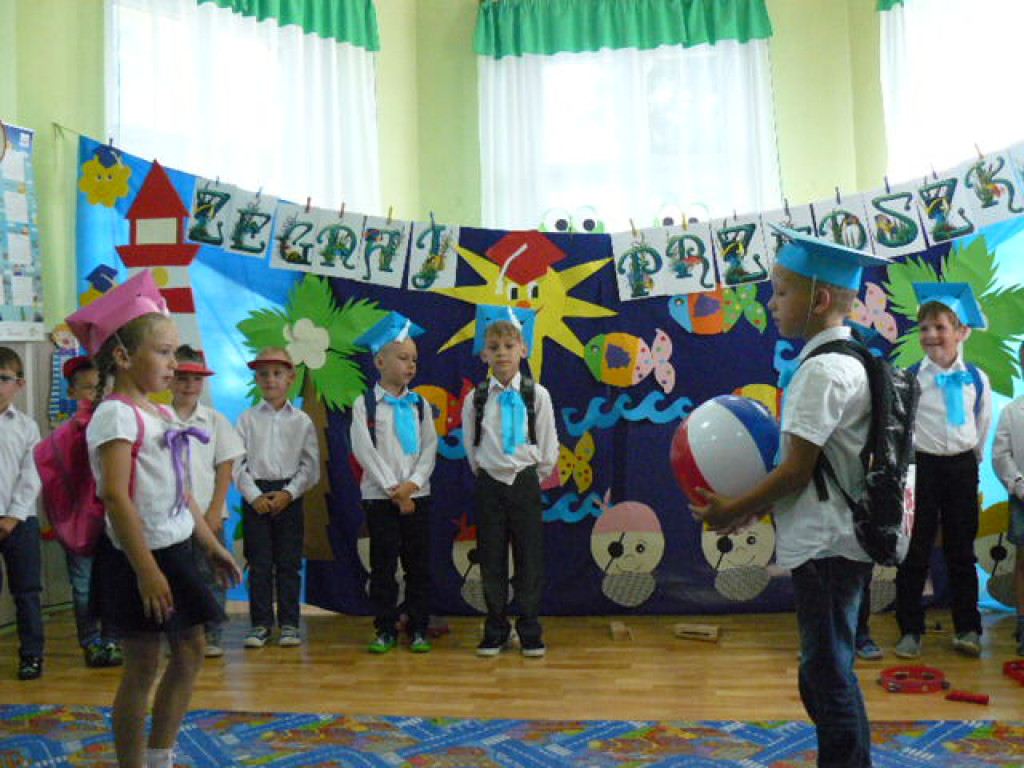 Przedszkola czas już minął i jest tak jakoś smutno, a nasza pani w kącie łka, bo rozstać nam się trudno