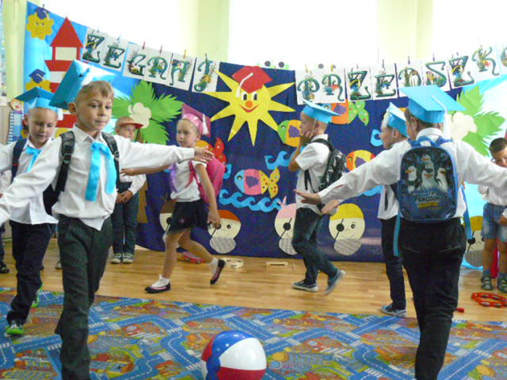 Przedszkola czas już minął i jest tak jakoś smutno, a nasza pani w kącie łka, bo rozstać nam się trudno