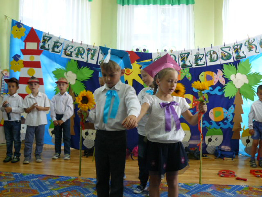 Przedszkola czas już minął i jest tak jakoś smutno, a nasza pani w kącie łka, bo rozstać nam się trudno