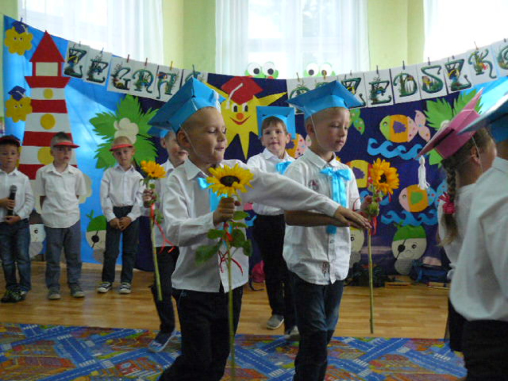 Przedszkola czas już minął i jest tak jakoś smutno, a nasza pani w kącie łka, bo rozstać nam się trudno