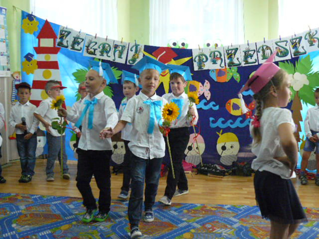 Przedszkola czas już minął i jest tak jakoś smutno, a nasza pani w kącie łka, bo rozstać nam się trudno