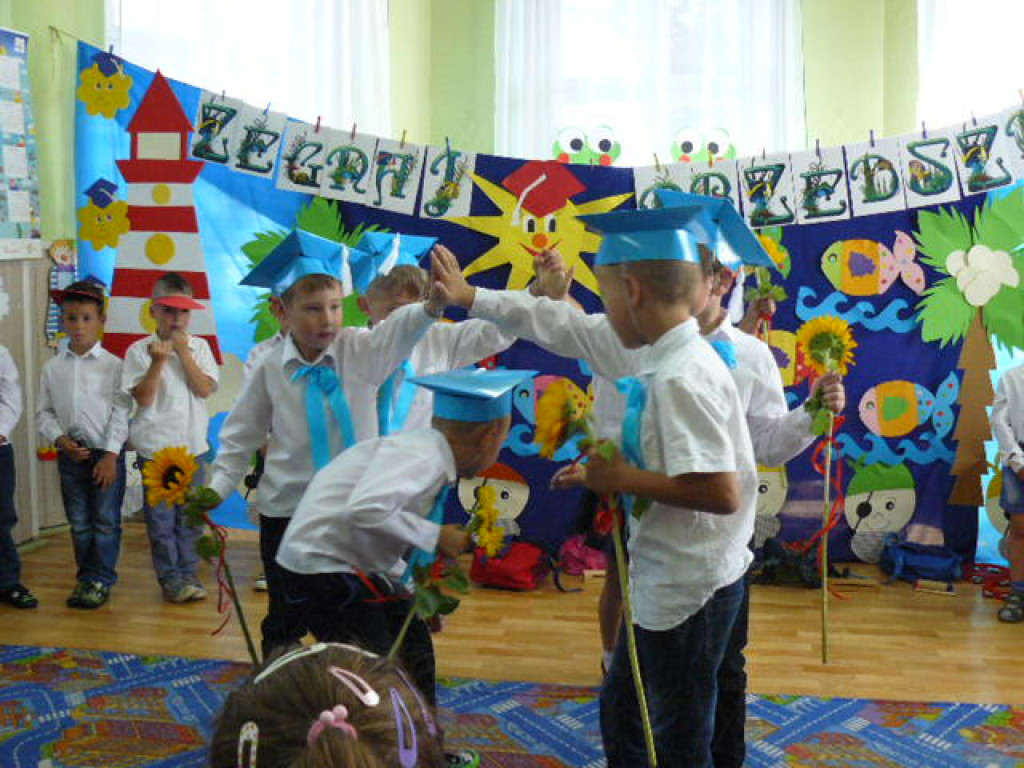 Przedszkola czas już minął i jest tak jakoś smutno, a nasza pani w kącie łka, bo rozstać nam się trudno