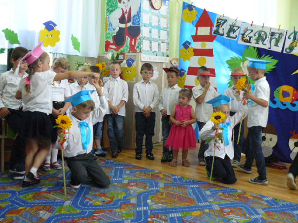 Przedszkola czas już minął i jest tak jakoś smutno, a nasza pani w kącie łka, bo rozstać nam się trudno