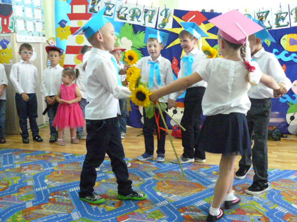 Przedszkola czas już minął i jest tak jakoś smutno, a nasza pani w kącie łka, bo rozstać nam się trudno