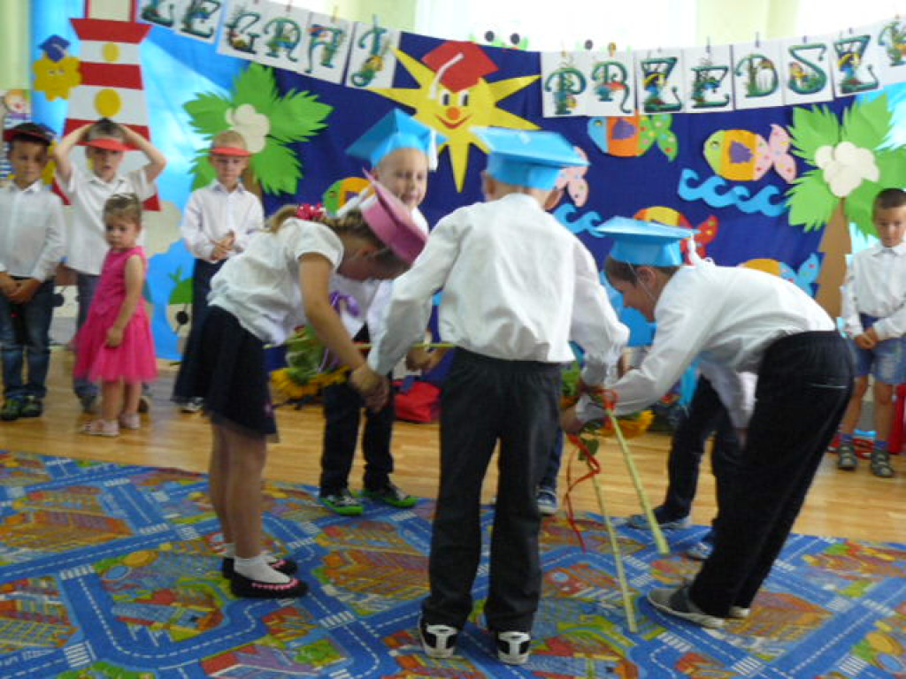 Przedszkola czas już minął i jest tak jakoś smutno, a nasza pani w kącie łka, bo rozstać nam się trudno