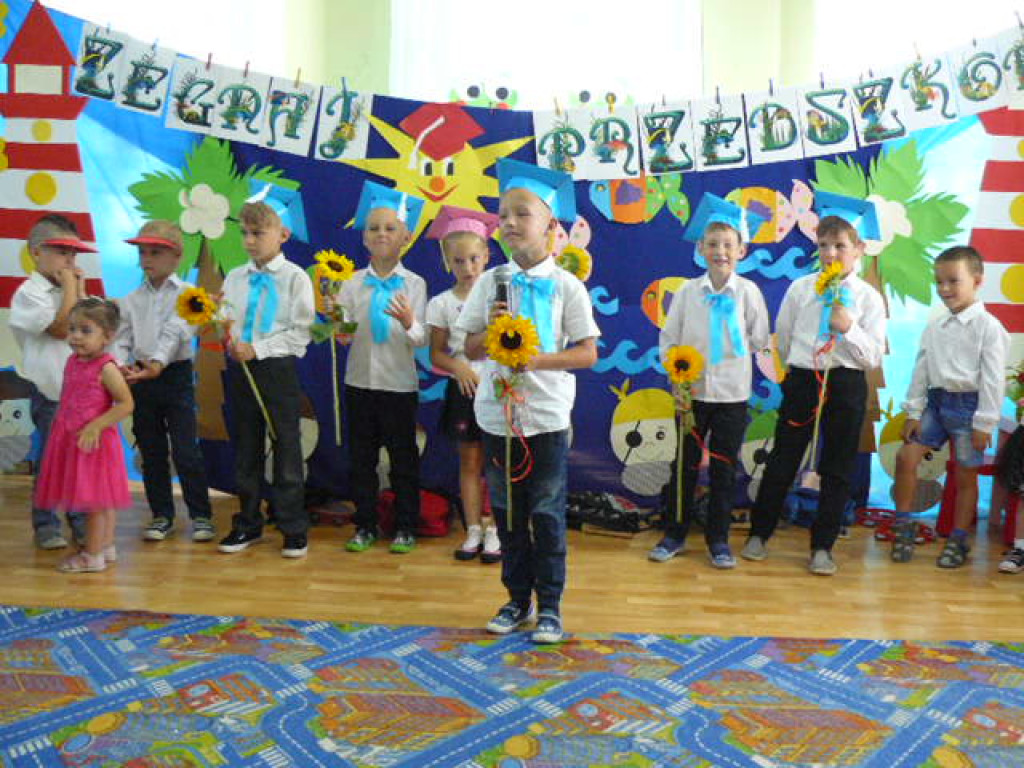 Przedszkola czas już minął i jest tak jakoś smutno, a nasza pani w kącie łka, bo rozstać nam się trudno