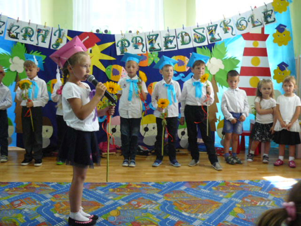 Przedszkola czas już minął i jest tak jakoś smutno, a nasza pani w kącie łka, bo rozstać nam się trudno