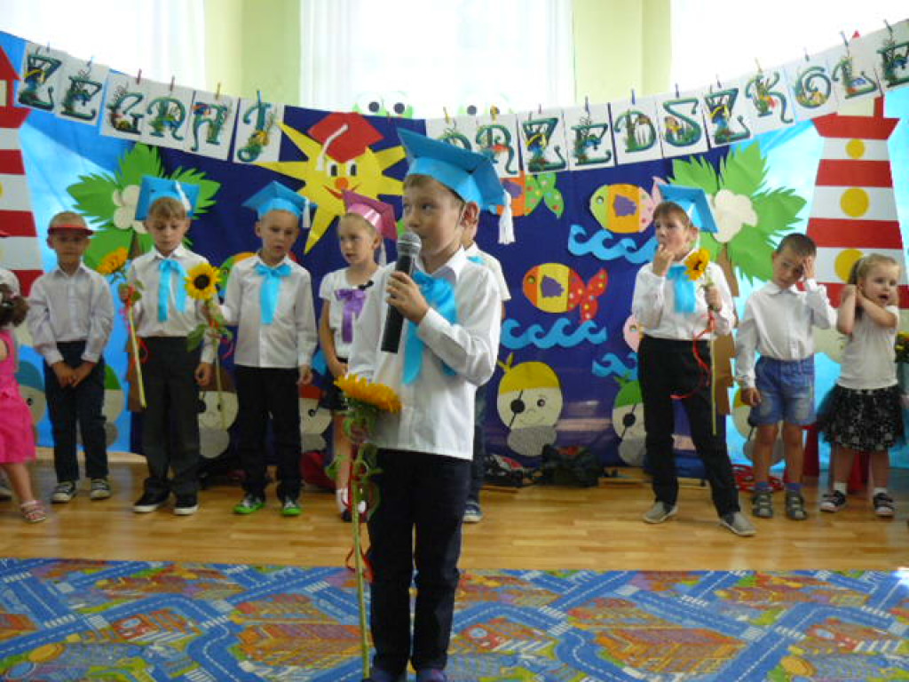 Przedszkola czas już minął i jest tak jakoś smutno, a nasza pani w kącie łka, bo rozstać nam się trudno