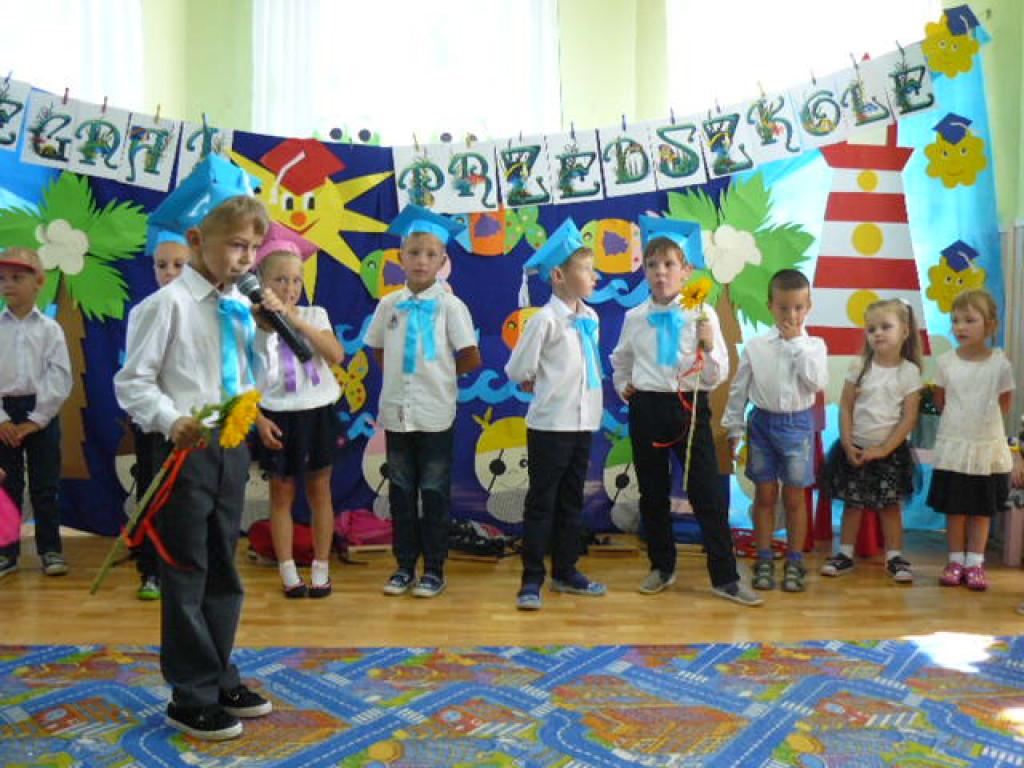 Przedszkola czas już minął i jest tak jakoś smutno, a nasza pani w kącie łka, bo rozstać nam się trudno