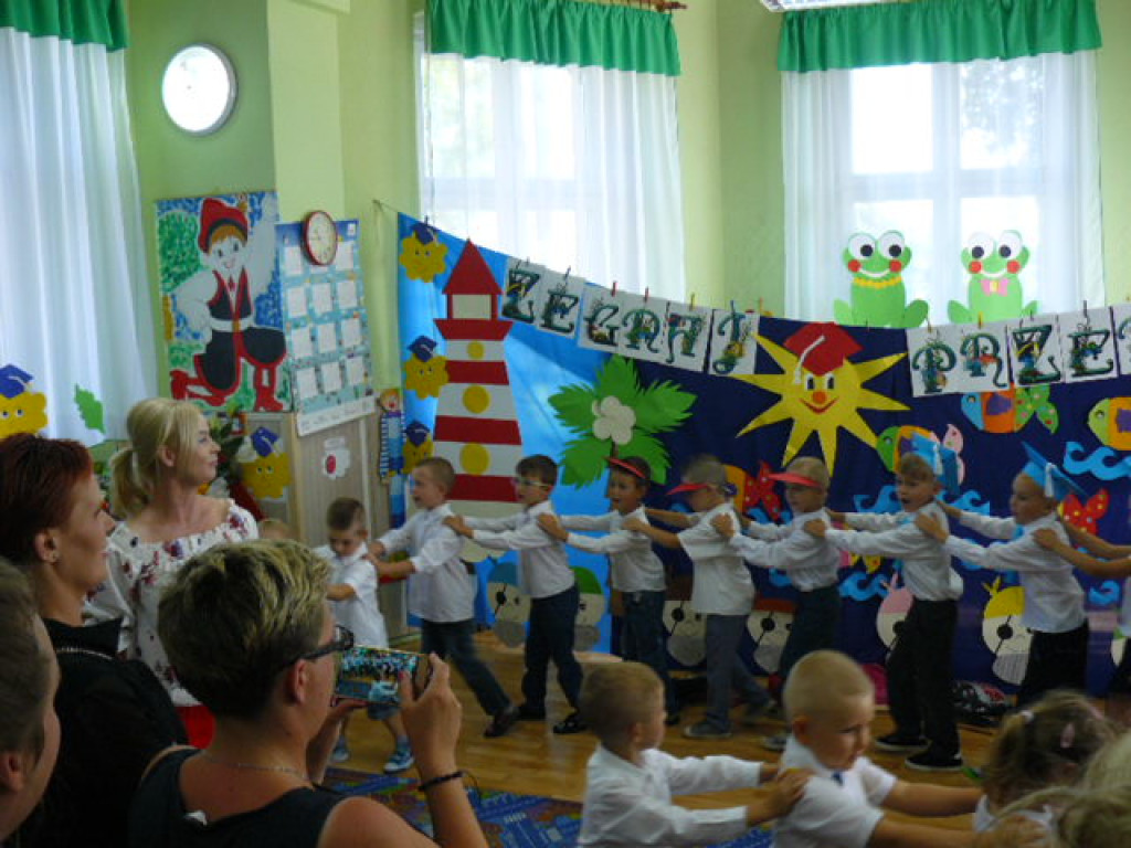 Przedszkola czas już minął i jest tak jakoś smutno, a nasza pani w kącie łka, bo rozstać nam się trudno