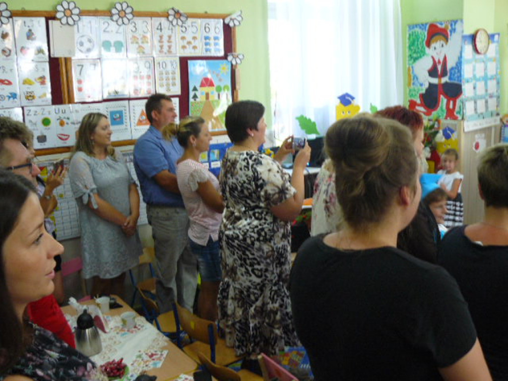 Przedszkola czas już minął i jest tak jakoś smutno, a nasza pani w kącie łka, bo rozstać nam się trudno