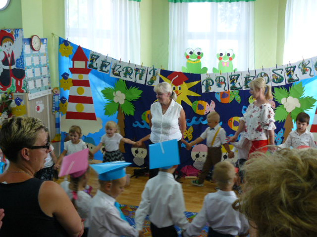 Przedszkola czas już minął i jest tak jakoś smutno, a nasza pani w kącie łka, bo rozstać nam się trudno