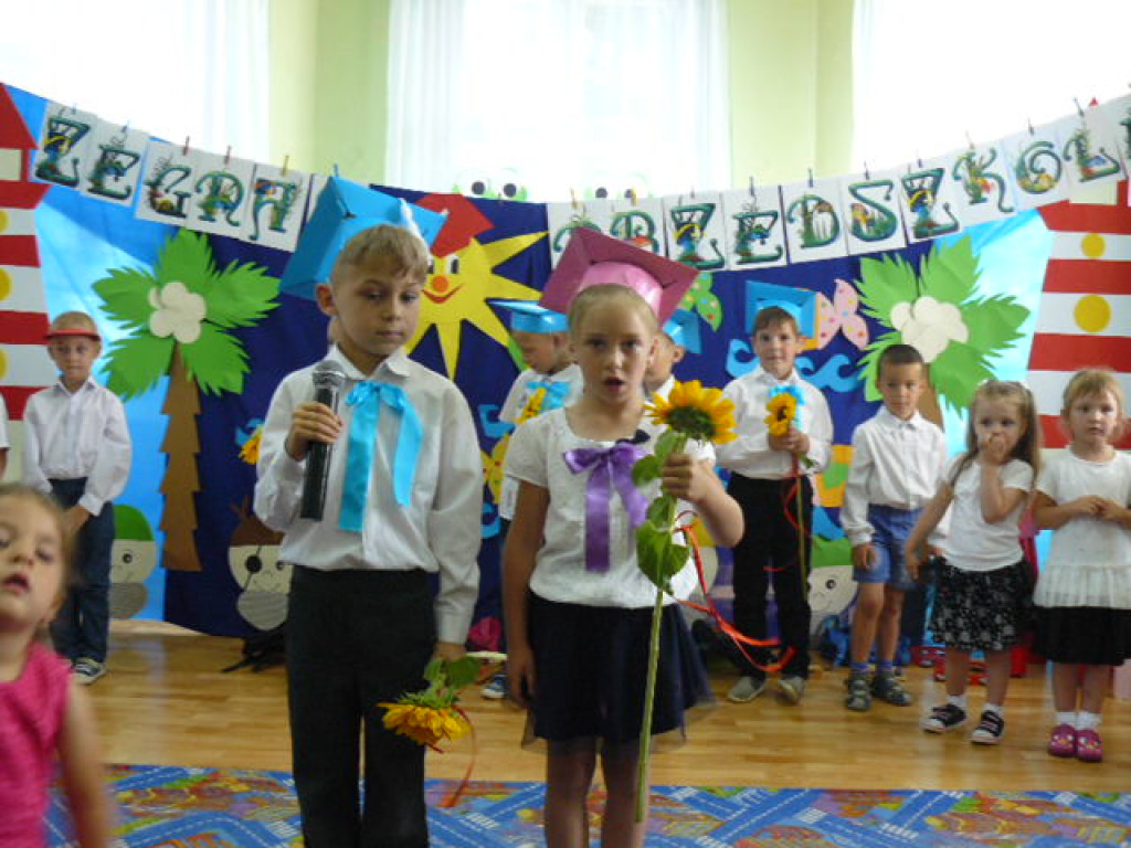 Przedszkola czas już minął i jest tak jakoś smutno, a nasza pani w kącie łka, bo rozstać nam się trudno