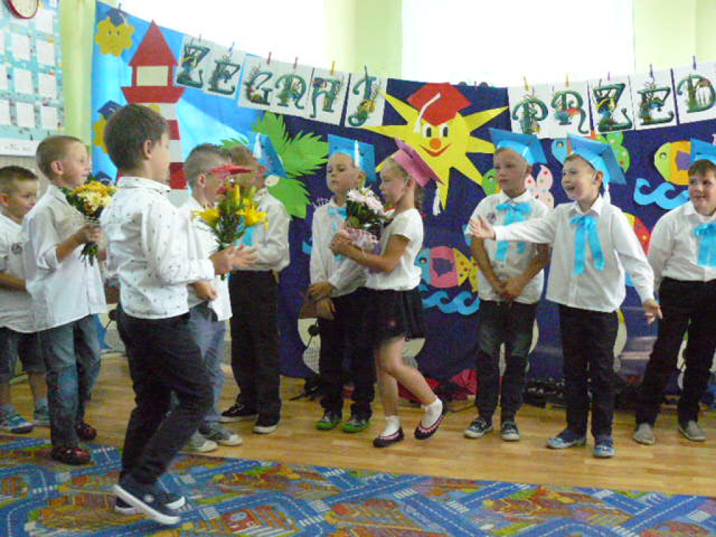 Przedszkola czas już minął i jest tak jakoś smutno, a nasza pani w kącie łka, bo rozstać nam się trudno