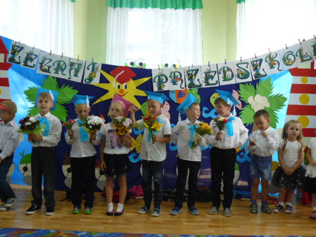 Przedszkola czas już minął i jest tak jakoś smutno, a nasza pani w kącie łka, bo rozstać nam się trudno