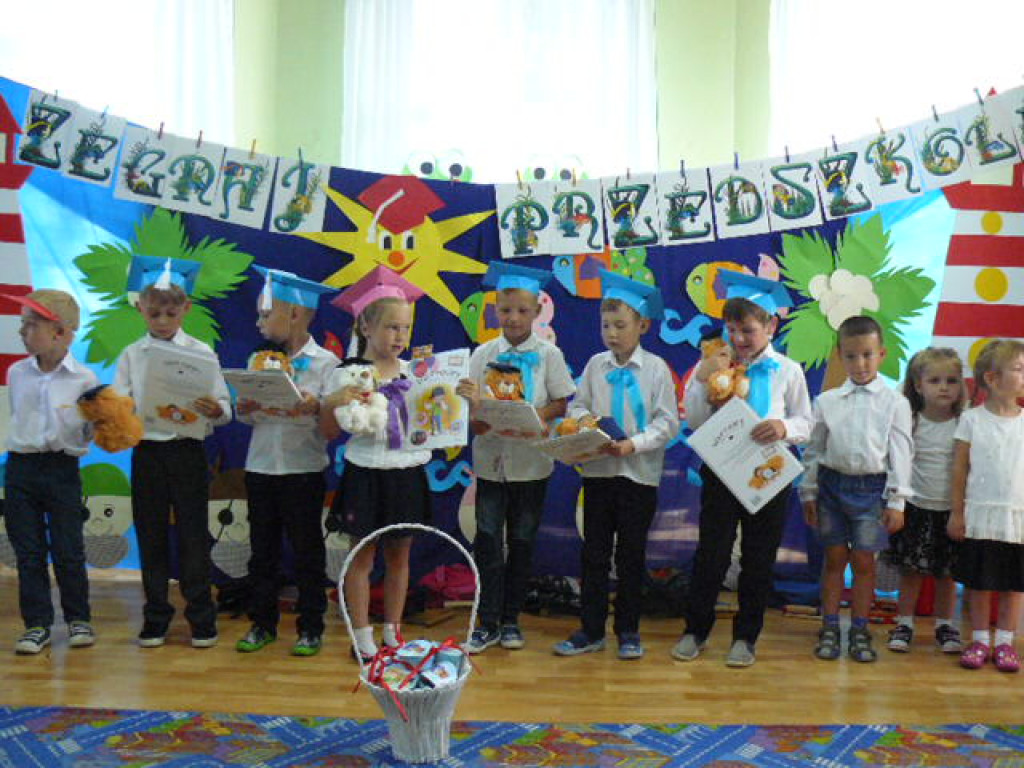 Przedszkola czas już minął i jest tak jakoś smutno, a nasza pani w kącie łka, bo rozstać nam się trudno