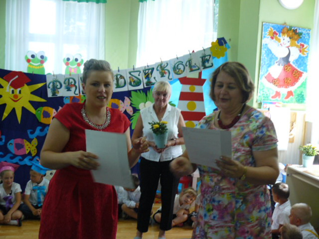 Przedszkola czas już minął i jest tak jakoś smutno, a nasza pani w kącie łka, bo rozstać nam się trudno