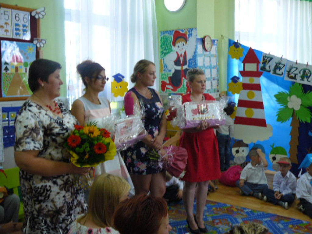 Przedszkola czas już minął i jest tak jakoś smutno, a nasza pani w kącie łka, bo rozstać nam się trudno