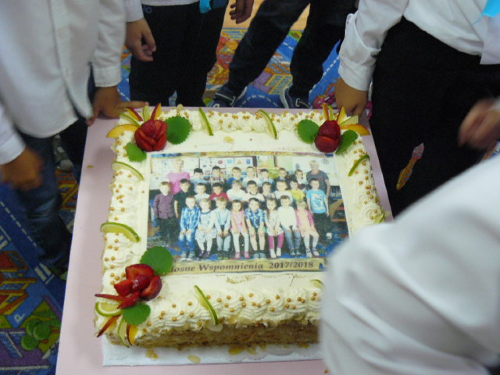 Przedszkola czas już minął i jest tak jakoś smutno, a nasza pani w kącie łka, bo rozstać nam się trudno