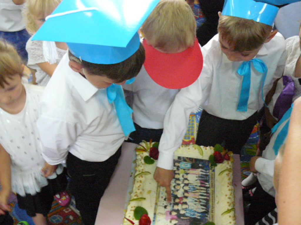 Przedszkola czas już minął i jest tak jakoś smutno, a nasza pani w kącie łka, bo rozstać nam się trudno