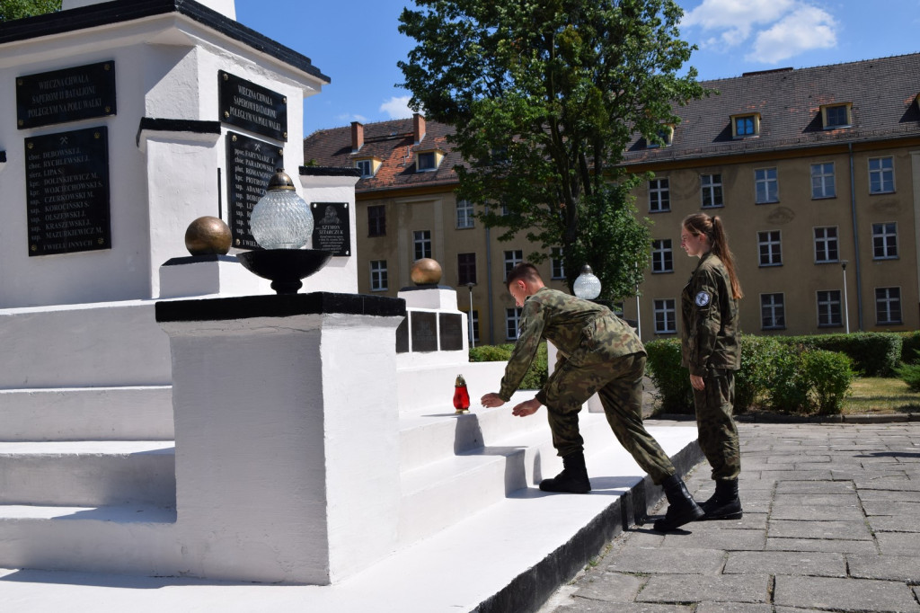 Trudny egzamin wojskowy. Dzień z życia kadetów na szkoleniowym obozie wojskowym