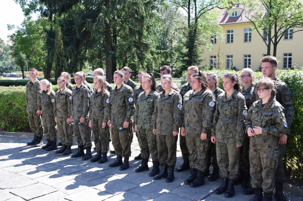 Trudny egzamin wojskowy. Dzień z życia kadetów na szkoleniowym obozie wojskowym