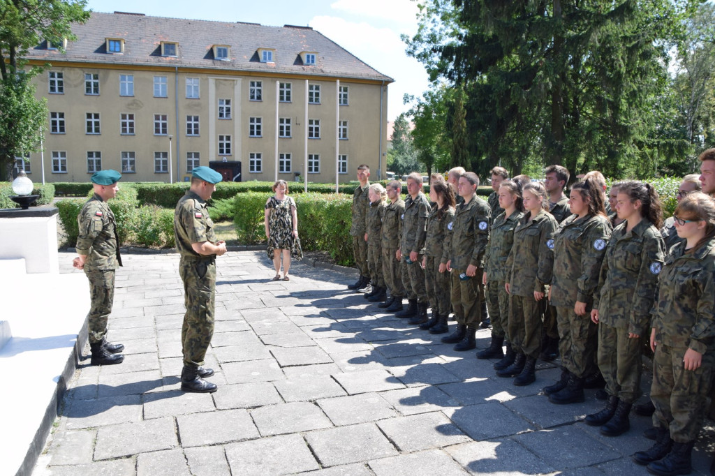 Trudny egzamin wojskowy. Dzień z życia kadetów na szkoleniowym obozie wojskowym