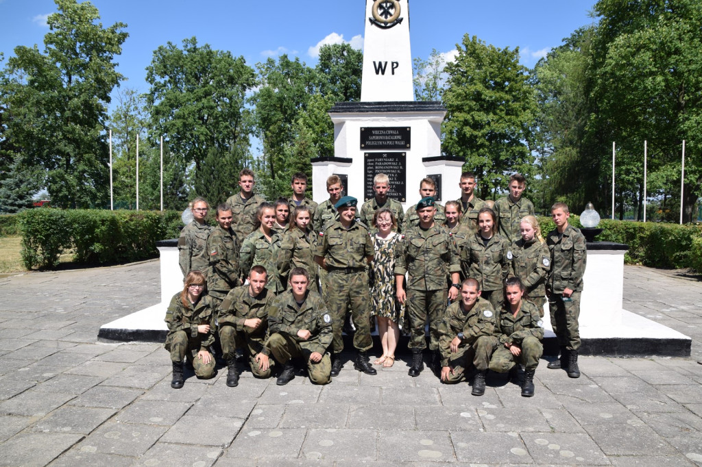 Trudny egzamin wojskowy. Dzień z życia kadetów na szkoleniowym obozie wojskowym