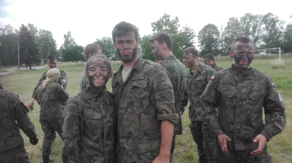 Trudny egzamin wojskowy. Dzień z życia kadetów na szkoleniowym obozie wojskowym