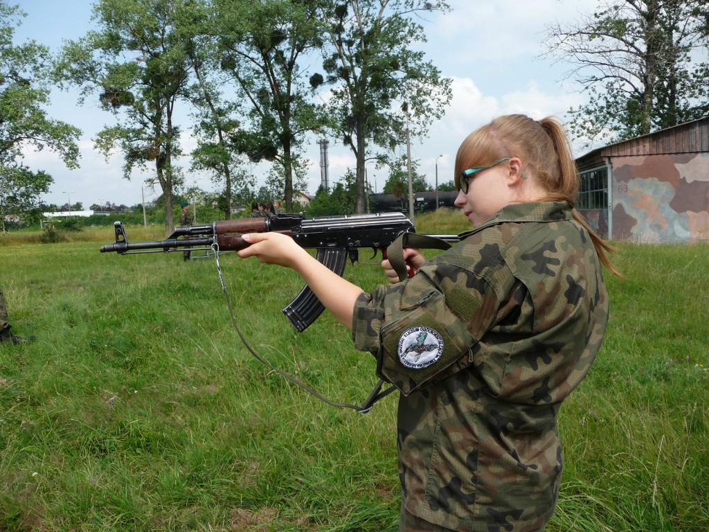 Trudny egzamin wojskowy. Dzień z życia kadetów na szkoleniowym obozie wojskowym