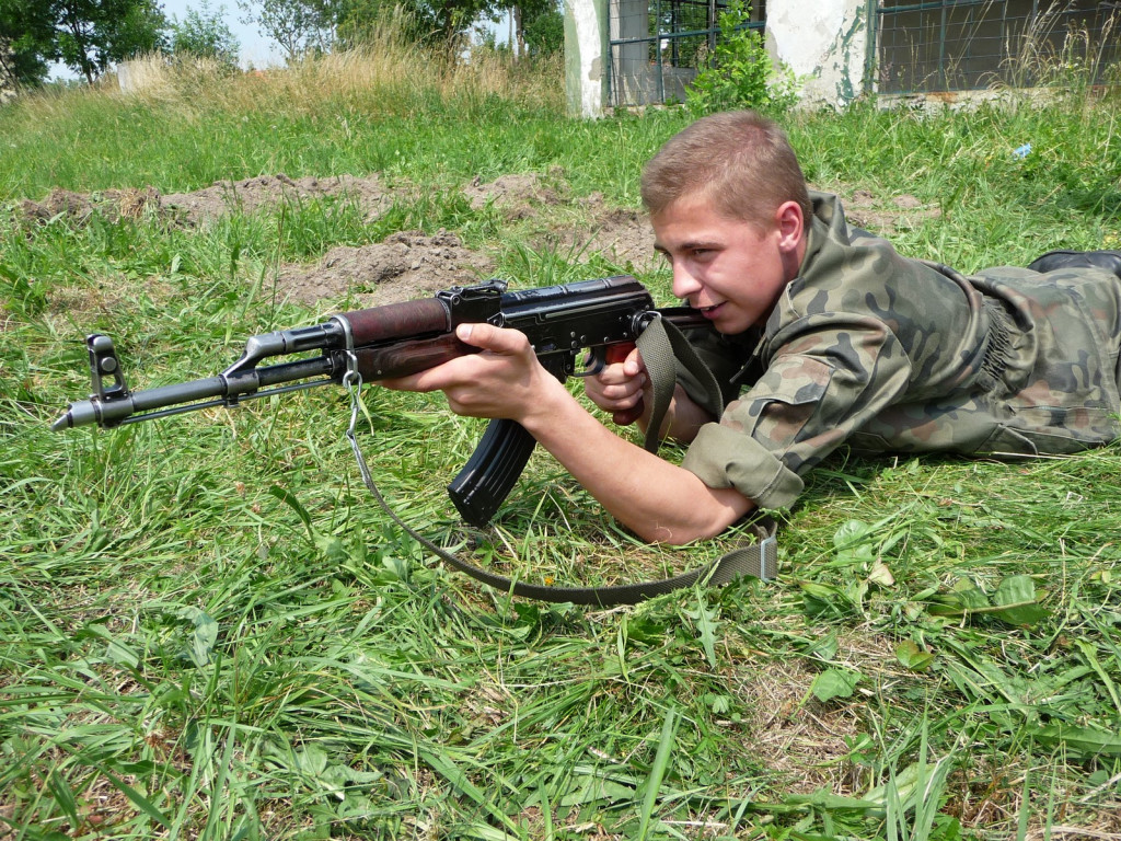 Trudny egzamin wojskowy. Dzień z życia kadetów na szkoleniowym obozie wojskowym