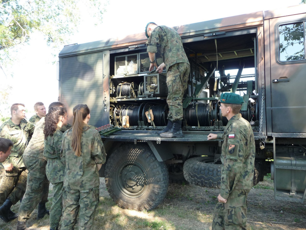 Trudny egzamin wojskowy. Dzień z życia kadetów na szkoleniowym obozie wojskowym