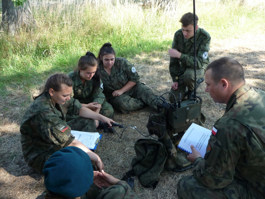 Trudny egzamin wojskowy. Dzień z życia kadetów na szkoleniowym obozie wojskowym